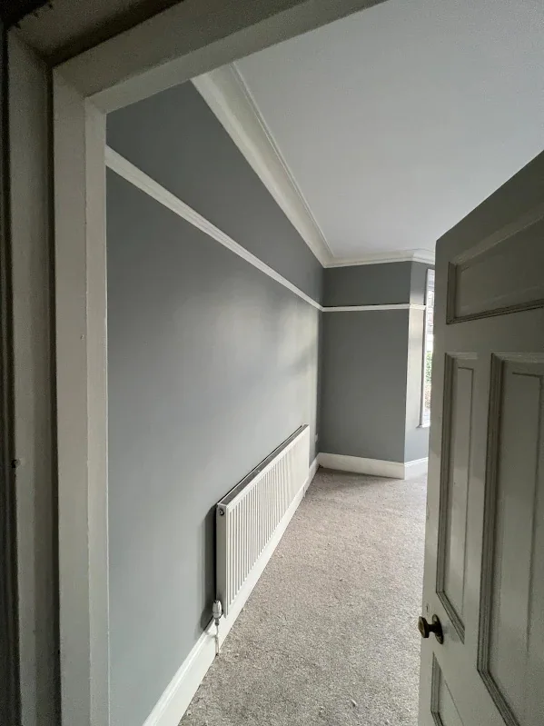 Landing decorated after plastering, the walls flat under the paint