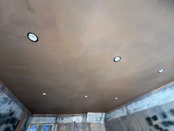 Skimmed ceiling from the other end of the same room, spots in and flat
