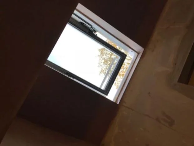 Roof-window reveal formed and skimmed in a converted loft